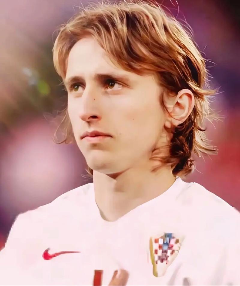 传闻：曼联和米兰球探现场考察18岁雷恩高中锋梅特