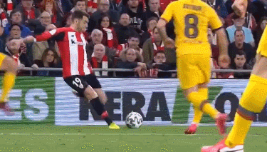 支持球队！欧文坐在场边观看独行侠对阵湖人的比赛