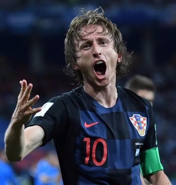 懂球妹采访：她是切尔西球迷，最喜欢阿扎尔和坎特